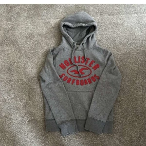 Hollister hoodie - Tja säljer denna hollister hoodie. Skick 8/10 och säljer för endast 299. Storlek S. Modellen är 180, 70kg. Hör av dig vid frågor eller funderingar!❤️