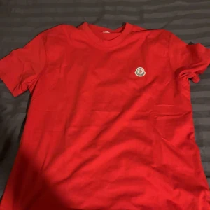 Moncler tröja - Den e helt ny har aldrig haft på mid den för den va för liten den passar för S och M