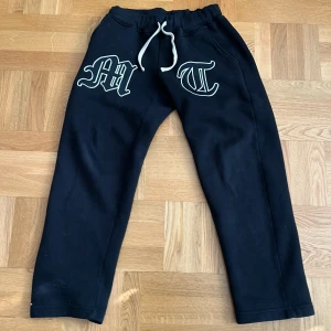 Tuttolente mjukisbyxor - Skick 10/10 köpte dom för inte så länge sen och sen dess har jag knappt använt dom, då dom är lite för stora på mig. Priset är ej hugget i sten