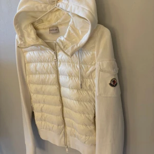 Moncler cardigan  - Fint använd skick, säljes då den inte kommer till användning! 💕