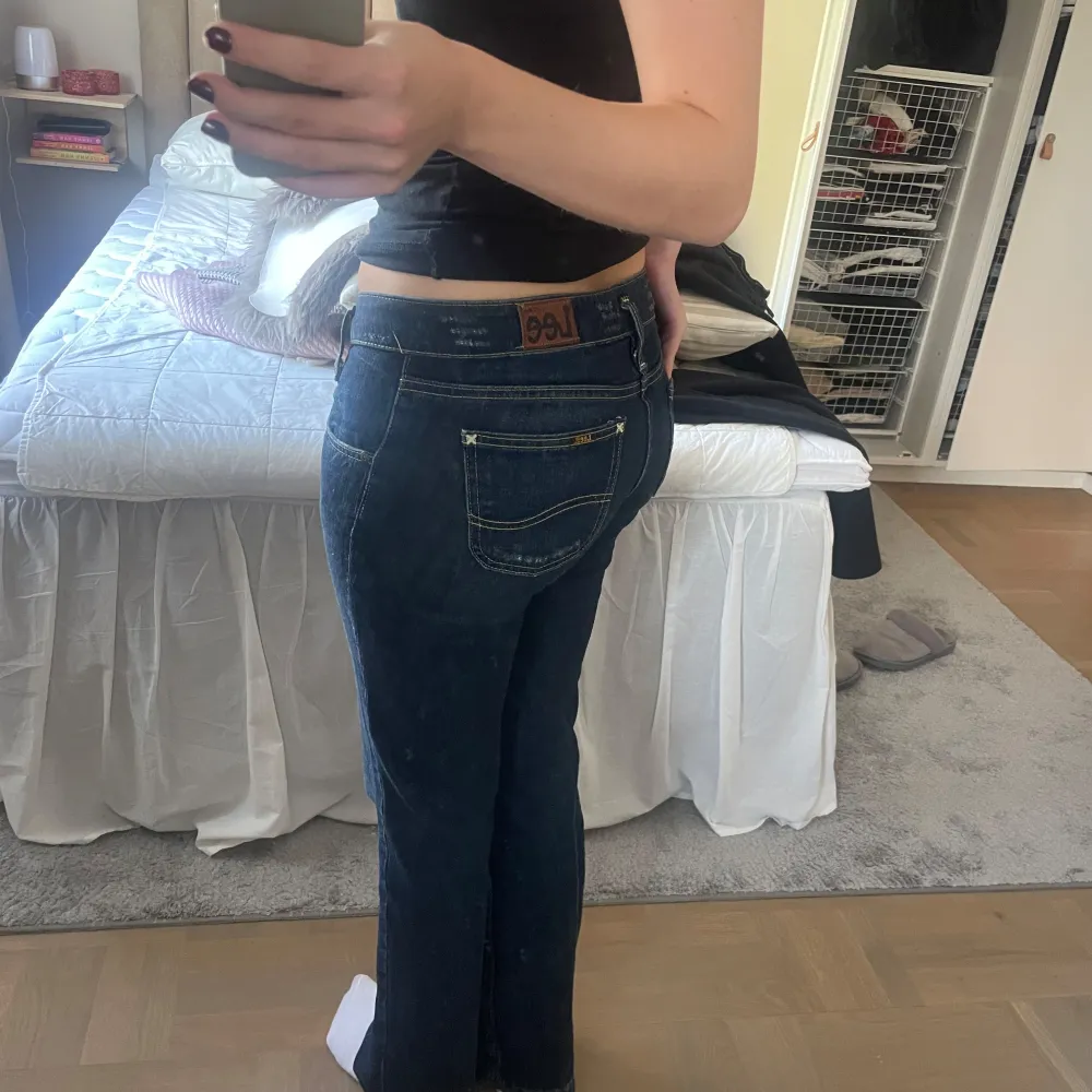 Lågmidjade Bootcut jeans från lee, jätte fint skick! . Jeans & Byxor.