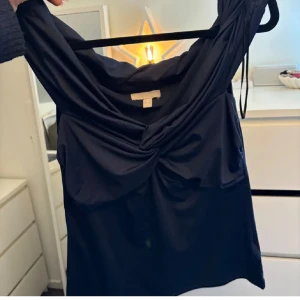 Off shoulder  - En offshoulder tröja ifrån H&M som är köpt här på Plick men säljer den då den inte passar🫶🏻 pris kan diskuteras vid snabb affär 
