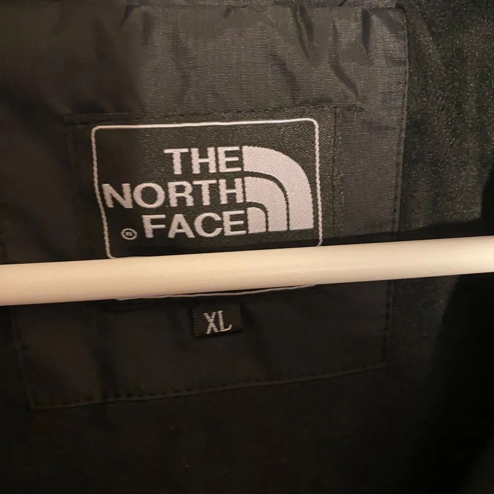 The north face jacka i nyskick, knappt använd. Går att gömma luvan samt spänna åt där nere. Storlek XL men passar mer M/L. Skick 10/10. Pris går att diskutera✅. Jackor.