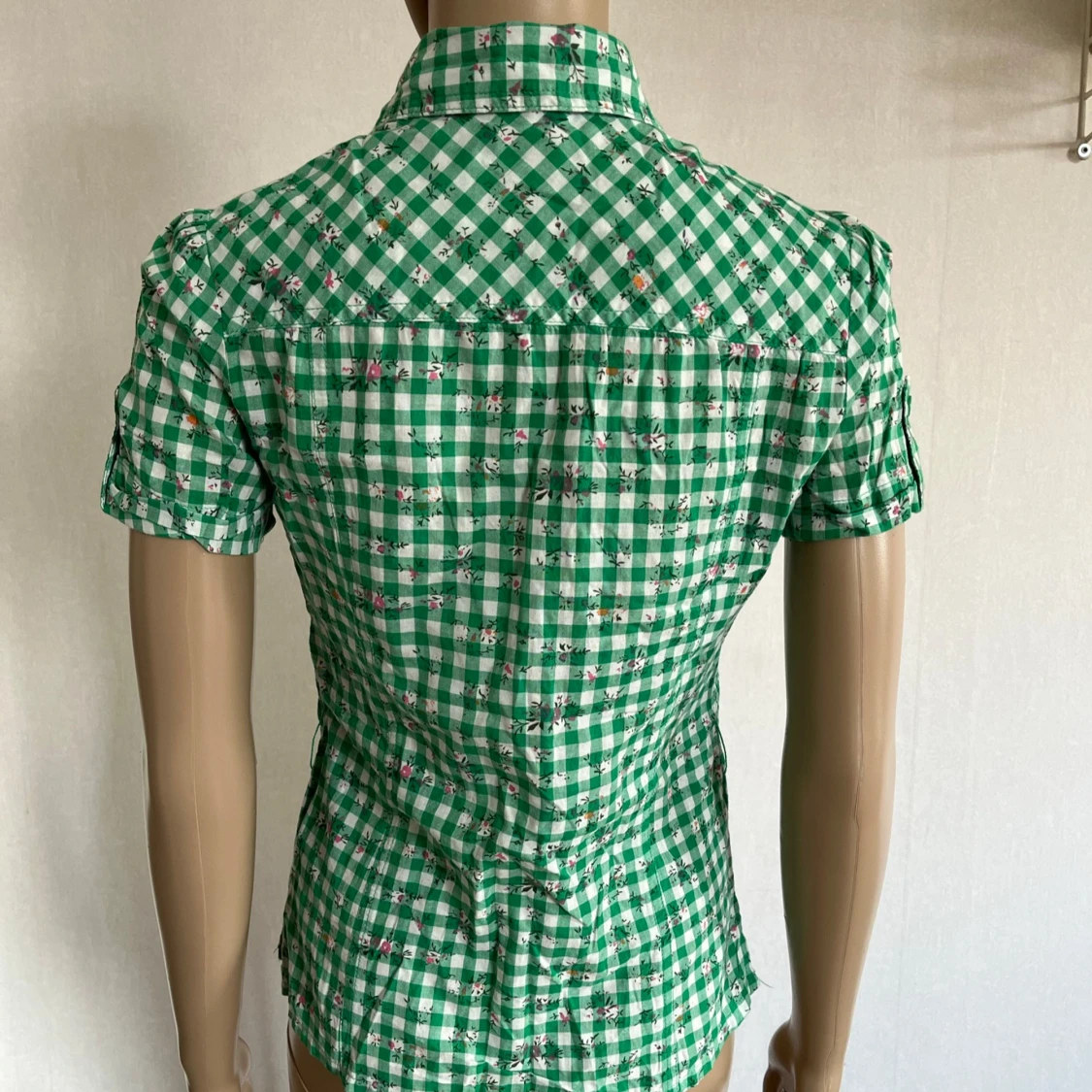 Söt rutig skjorta med små blommor - 90