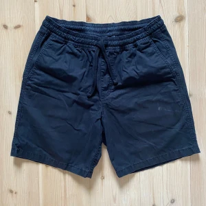 Vans shorts  - Säljer ett par Vans shorts eftersom de passar inte mig längre. Väldigt bra skick och bra passform, de liknar chinos i materialet. Storlek S men passar kanske M. 