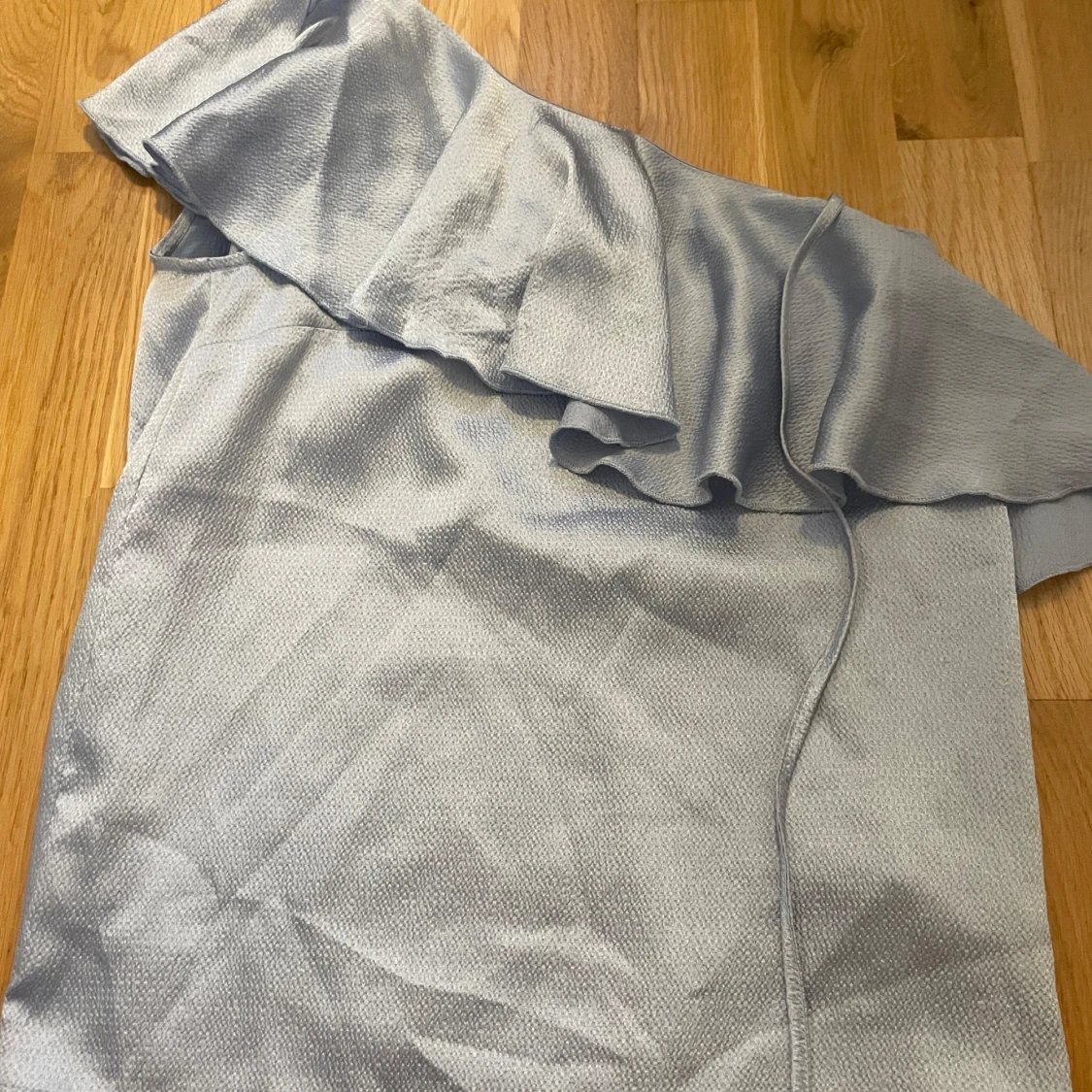 Fin blå blus med volang