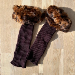 Leopard benvärmare  - Bruna benvärmare med leopars fluff. Superfint skick!🌟