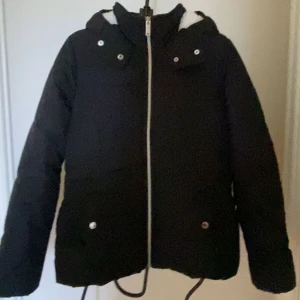 Hollister jacka - Varm vinterjacka från Hollister, med teddyfleece inuti 