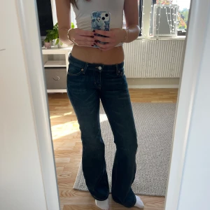 Lågmidjade jeans -  Low waist bootcut jeans från weekday i modellen Nova. Helt nya med prislapp. Färgen swamp blue. Nypris är 590kr. Storlek 24/32
