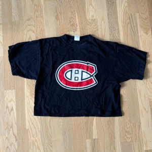 Croppad tshirt med tryck  - Supersnygg tröja med tryck, något croppad. Vintage stil! Storlek M men passar S🌟 Superfint skick! 