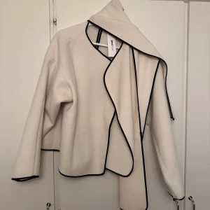 Kappa från Gina tricot  - Aldrig använd, prislappen kvar. Säljs inte längre