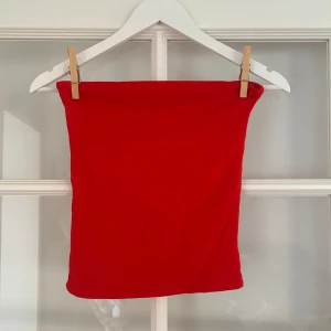 Röd tub topp från bikbok - Jättebra skick, använd 1 gång , storlek s, säljer för 60kr 