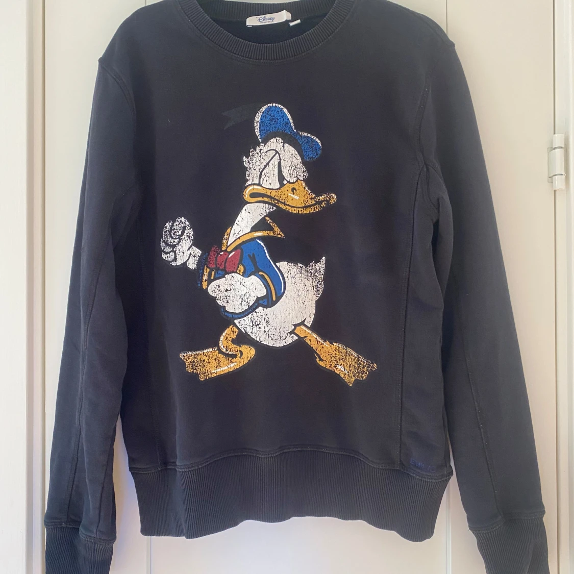 Svart sweatshirt med Kalle Anka Disney signature från Emilio i strl S