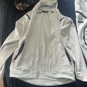 Underarmour tracksuit - Säljer denna fina tracksuiten. Anvönd 5 ggr. Köpte tracksuiten för 2.200kr. Säljer för 1500kr priset går att diskutera. Storlek S