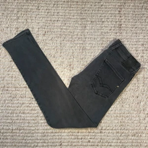 Replay anbass - Tja säljer nu mina Replay anbass i stolek 32/32 de är rätt slim/skinny fit, de har ett litet hål men inget som syns av vid skrevet, man ser bara om man kollar noga De är 7/10 Pris kan diskuteras vid snabb affär 