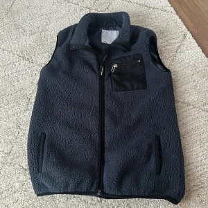 Teddyväst - Säljer denna jättefina Teddy väst i mörkblå färg 💕💕 Perfekt nu till hösten!!