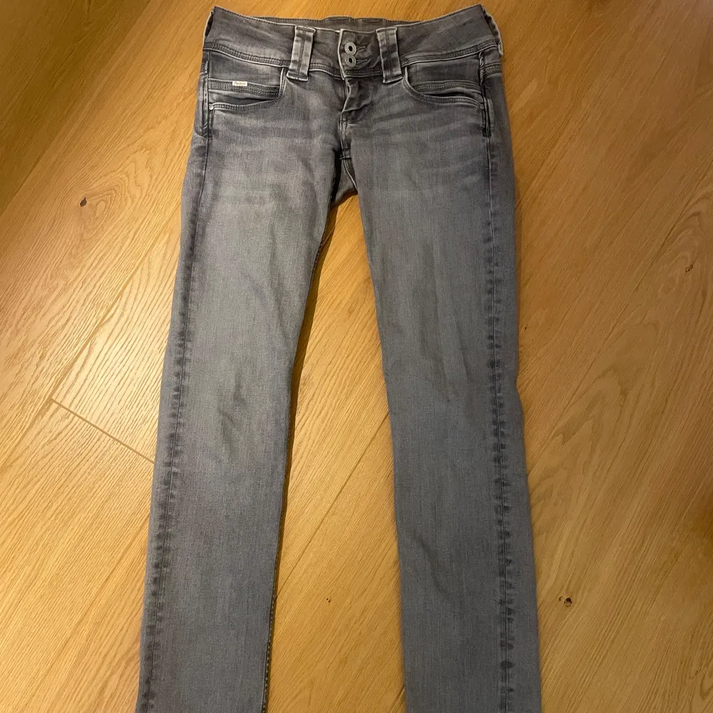 Jätte fina gråa lågmidjade jeans🤩! Köpte dom nya för 1189kr. Har använt dom max 3 gånger. Dom första två bilderna är inte mina utan visar bara hur dom ser ut på!💕Vid intresse kan jag skicka mer bilder. Passar perfekt om man har långa ben💗!!. Jeans & Byxor.