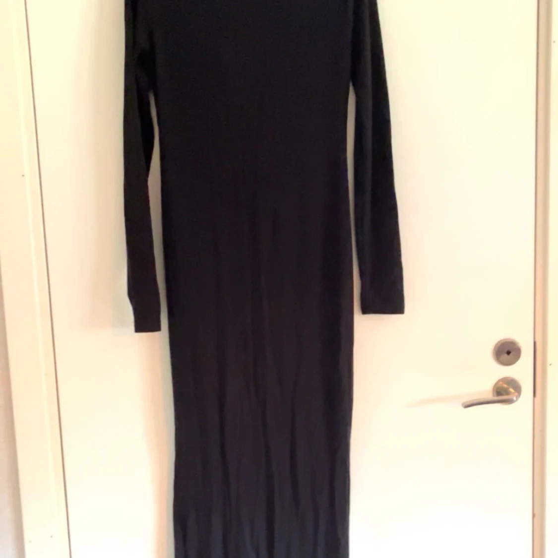 Svart klänning med slits - 90