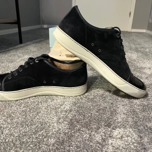 Lanvin cap toe navy - Säljer mina navy blå Lanvin’s.  Storlek EU 44.  Lite slitningar i sulan och lite böjningar i glansen. Men annars mycket bra skick. Får med allt orginal, låda, m.m.