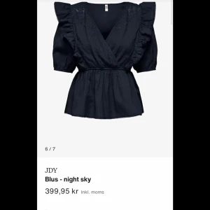 Blus från jdy  - Jätte söt blus i mörkblått! Använd 1-2 gånger. Tröjan är lite skrynklig på bilden pga att den tvättats men den är i fint skick! 💓
