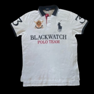 Blackwatch Ralph Lauren polo  - En sällsynt Ralph Lauren Blackwatch polo i storlek L mycket fint skick, fråga gärna om extra bilder eller prisförslag👍