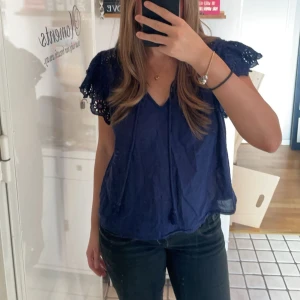 Pepe jeans blus - Jättesöt marinblå blus från Pepe jeans. Pris kan diskuteras 💗