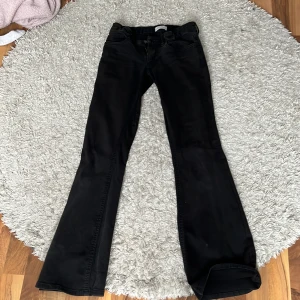 LÅGMIDJADE JEANS  - Säljer mina jätte fina lågmidjsde jeans från lindex. sytt de själv. lite lite urtvättade. Lite lite korta på mig som är 162. Nypris är 350kr 