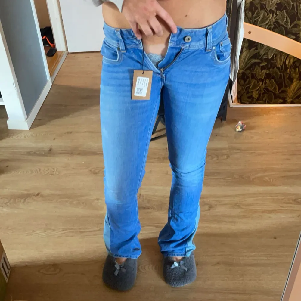 Säljer dessa ur snygga lågmidjade bootcut pepe jeansen då de tyvärr är för små för mig skriv gärna om ni är intresserade eller undrar något . Jeans & Byxor.