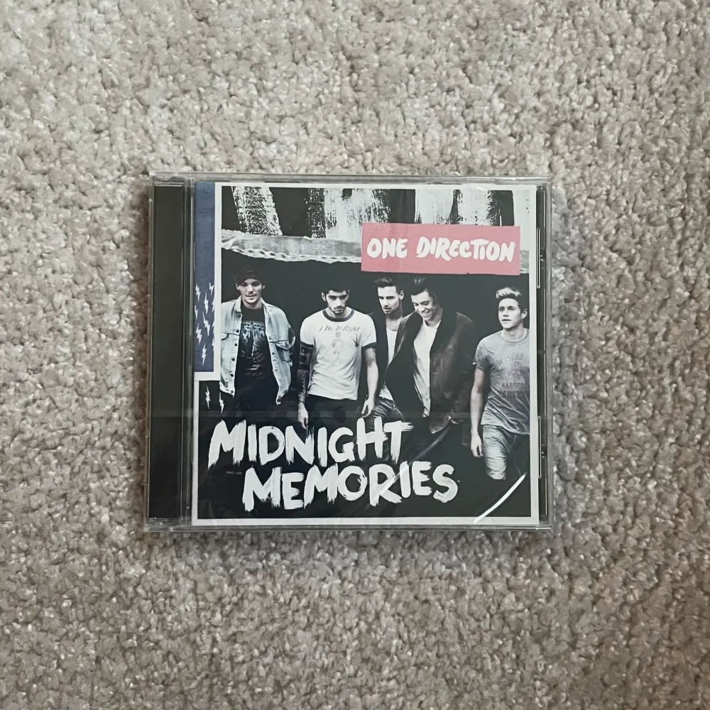 Midnight memories CD av one direction. Helt oöppnad med plasten kvar, nyskick alltså! Kan sälja mina MM och MITAM cds tillsammans för ett billigare pris, skriv om ni är intresserade!. Övrigt.