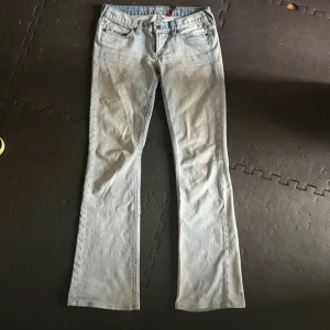 Low waist bootcut jeans - Ett par skit snygga low waist jeans i ljusblå som tyvärr är lite för stor på mig. Märket är guess och dem är i storlek 27. Skriv vid fler frågor eller bilder💗Innerbenslängden - 82cm  Midjemått - 38cm tvärs över