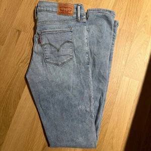 Levis jeans  - Shaping super skinny   Använda 1 gång.  Stl 28