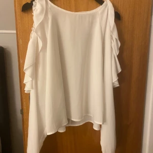cold shoulder blus  - säljer denna cold shoulder blus ifrån bikbok då den aldrig kommit till användning, därav nyskick😍🔥!!!