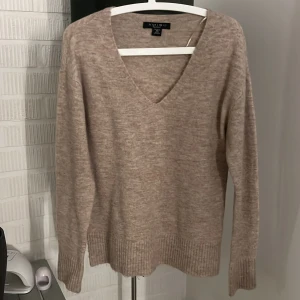 Stickad tröja - Inte använd mer än en gång