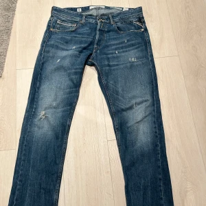 Replay jeans - Säljer mina replay jeans då dom inte används. Modellen är grover. Inga tecken på användning! Bvsa