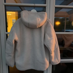 Teddyjacka H&M - Säljer denna slutsålda lite tunnare Teddyjacka från H&M då den inte används, inga defekter men lite sminkfläckar som inte syns och som säkert går bort💕 använd fåtal gånger 