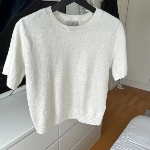  stickad tröja  - Säljer den här fina tröjan den är knappt använd så i bra skick! 