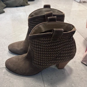 Maje boots med klack  - Maje boots med klack  Supersnygga säljer pga för stora.  Material: mocka 