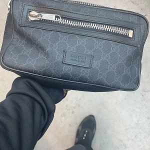 Gucci midjeväska  - Fin medjeväska som jag tyvärr måste bli av med då jag behöver pengar. Såklart så är väskan äkta och äkthetsbevis finns.  Pris kan diskuteras vid snabbaffär:)