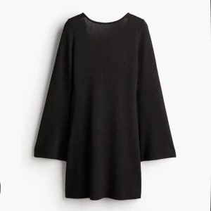 Klänning öppen rygg HM - Säljer denna klänning då den inte kommer till användning, endast använd 1 gång. Klänningen är i nyskick och har inga defekter. Säljer för 150kr (Nypris 300kr)💕