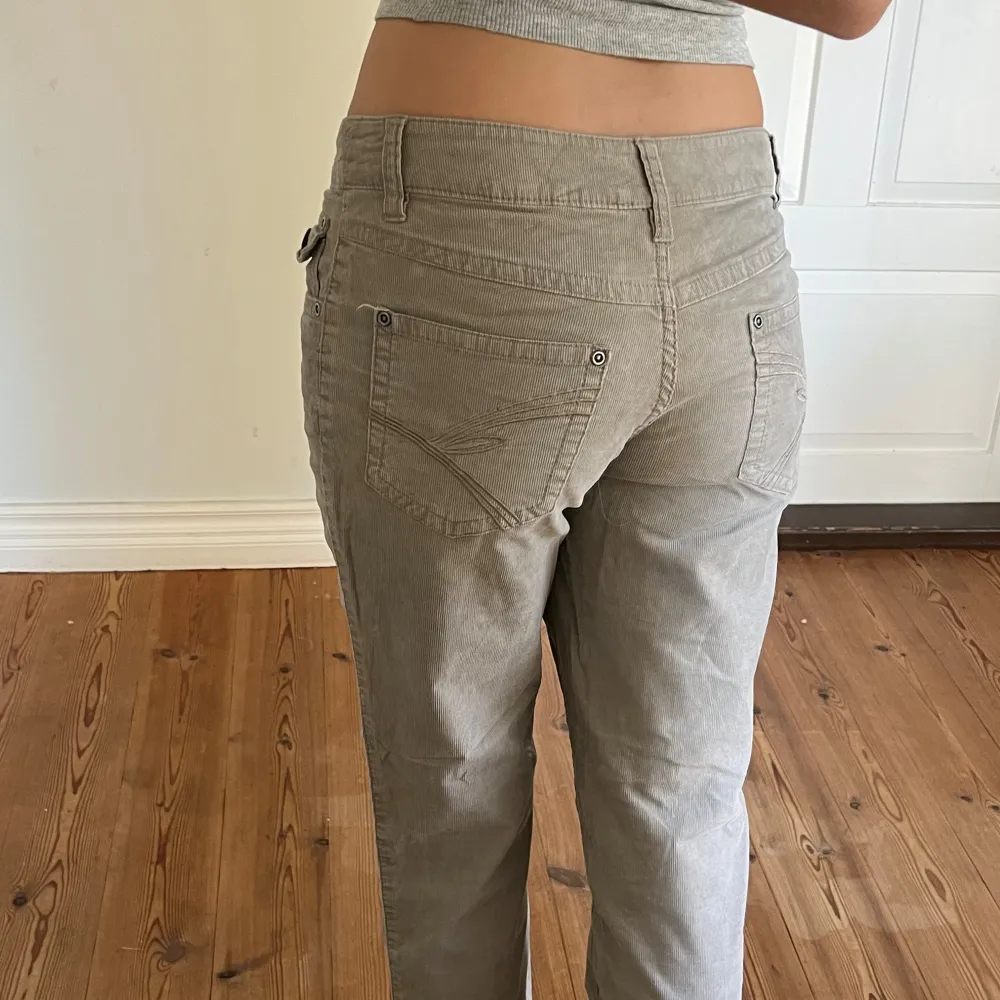 Midjemått( rätt över): 38cm  Inerbenslängd: 81cm   Köp dem via ”KÖP NU” eller Swish  Modellen är 170 cm, inga defekter 💕manchestertygg/jeanstygg. Jeans & Byxor.