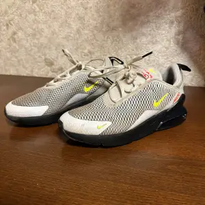 Säljer ett par Nike air max 270s som är äkta. Jag har använt dessa ett par gånger när jag var yngre. Dessa skor är till barn som har storlek 35. Jag har rengjort dem och de är helt fräscha bara lite smutsiga utanför annars de är helt perfekta! 