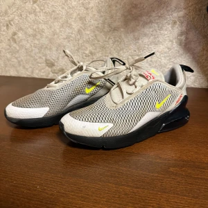 Nike air max 270 - Säljer ett par Nike air max 270s som är äkta. Jag har använt dessa ett par gånger när jag var yngre. Dessa skor är till barn som har storlek 35. Jag har rengjort dem och de är helt fräscha bara lite smutsiga utanför annars de är helt perfekta! 