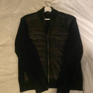 Jimmy sanders cardigan - Tjena! Säljer nu denna feta cardiganen. Säljer den för att jag söker en nya jacka. Skick 9/10. Så hör av er om ni är intresserade.