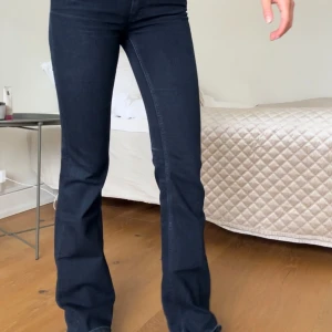Bootcut jeans MIH  - Mörkblå bootcut jeans från MIH Storlek 25, längd 32 Jag är 1,65m lång så de är något för långa på mig. I mycket fint skick, inga tecken på användning. Dyra i inköp!!!