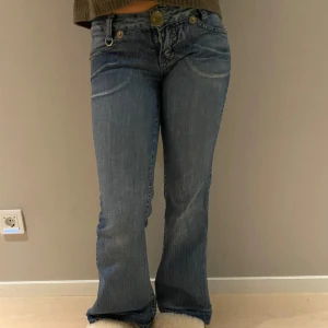 Lågmidjade bootcut jeans  - Sååå snygga lågmidjade bootcut jeans, älskar! Köp gärna bundle🥹💗 de är lite slitna där nere men inget man tänker på