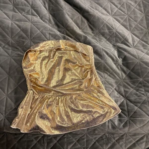 Fest topp - Skitsnygg bandeau topp i en guld skimrig färg💕💕den är i stl M💕(aldrig använd så den är i nyskick)💓
