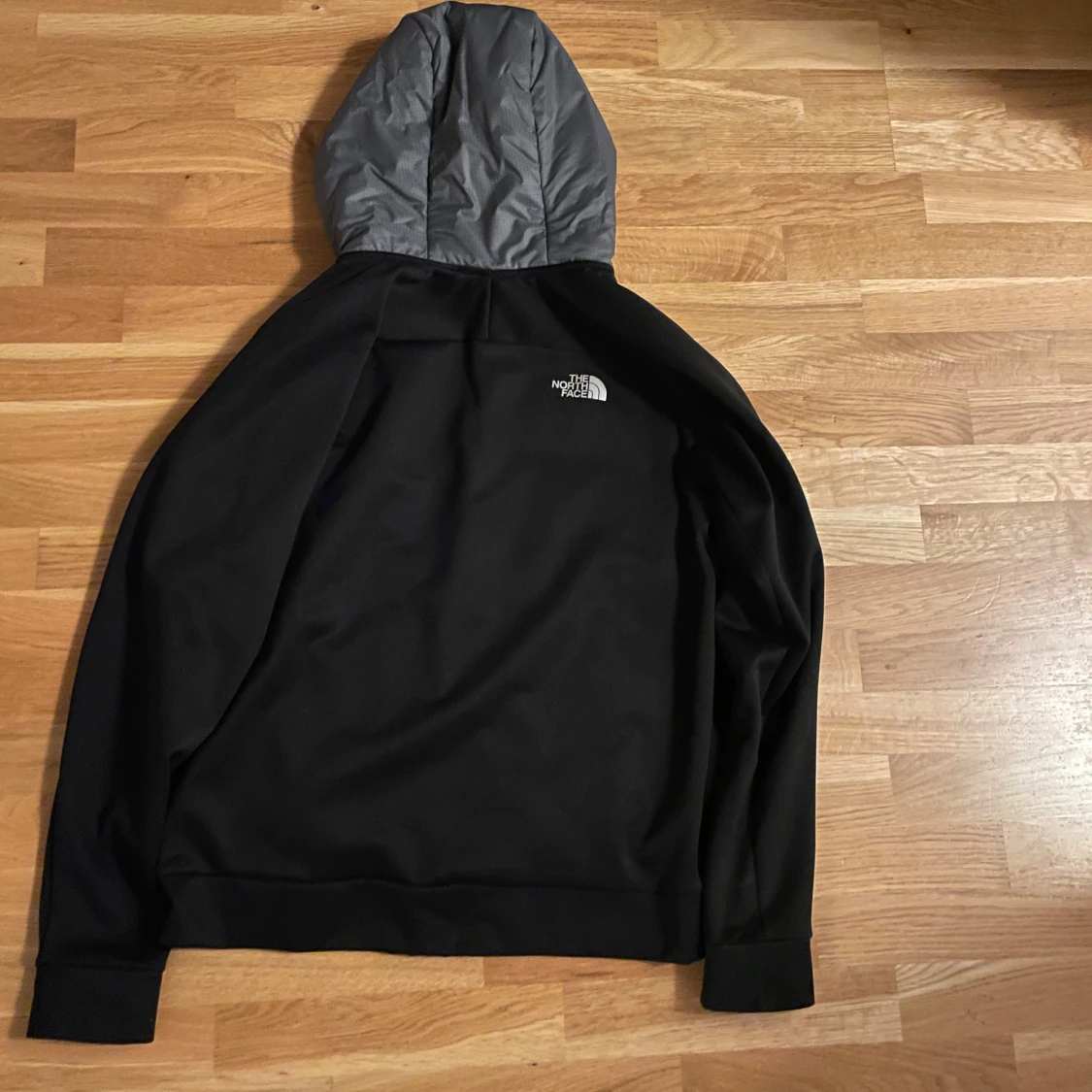 Svart/ grå north face höst jacka - 90