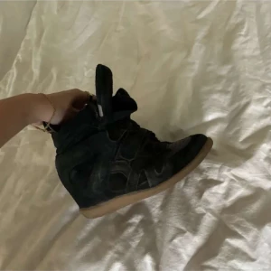Isabel Marant liknande skor - Säljer dessa jättefina Isabel Marant liknande skor som är jätte lika! Skillnaderna är få, använda fåtal gånger. Pris kan diskuteras Storlek 37💕