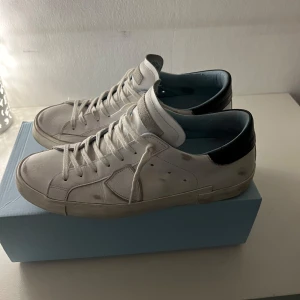 Philippe model skor - Storlek 43 skick 8/10, nypris 3200-: mitt pris 2199-:, skriv vid minsta funderingar, pris kan diskuteras!