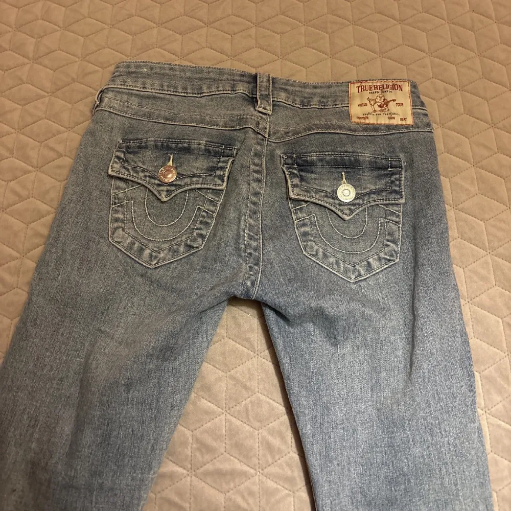 Säljer min fina true religion jeans, kommer inte till användning alls.  Storlek W25 då passar de som strl 36.  Använt 3/4gånger och sparsamt. Köpt för 1299kr  Joey low raise flare ❤️. Jeans & Byxor.